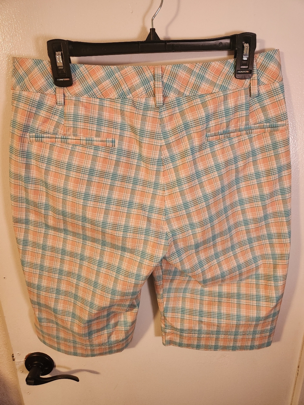 Like New Puma Peach and Teal Plaid Women's Dry Fit Golf Shorts Size 10 - Picture 4 of 11
